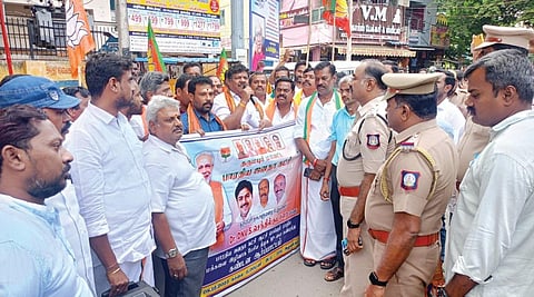 தருமபுரி  மக்களவை உறுப்பினர் டி.என்.வி.செந்தில்குமாரை கண்டித்து தருமபுரியில் நடந்த ஆர்ப்பாட்டத்தில் பாஜக மாவட்ட தலைவர் பாஸ்கர் பேசினார்.