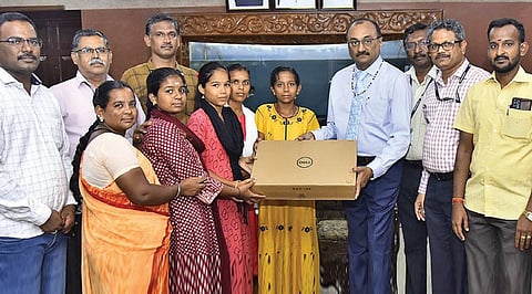 அமெரிக்காவில் உள்ள இந்தியா சியாட்டில் குழு  பங்களிப்பில்  இறையூர் நறிக்குறவ இன பெண்களுக்கு அண்ணாமலைப் பல்கலைக்கழக துணைவேந்தர் ராமகதிரேசன் இலவச கணினி வாங்கினார்.