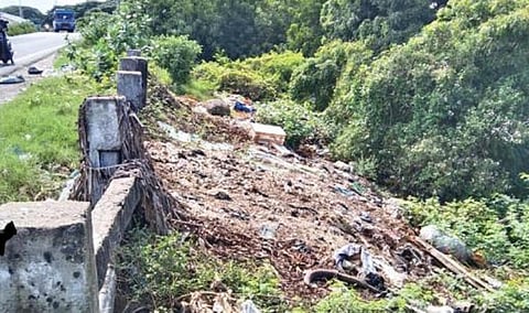 சென்னை–திருச்சி தேசிய நெடுஞ்சாலையில் செங்கல்பட்டு பகுதி சர்வீஸ் சாலை பகுதியில் கொட்டப்பட்டுள்ள இறைச்சி கழிவுகள்.படம்: பெ. ஜேம்ஸ் குமார்