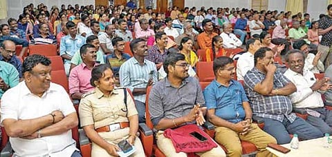 ‘இந்து தமிழ் திசை’ நாளிதழ் மற்றும் வர்த்தமானன் பதிப்பகம் சார்பில் மதுரை தியாகராசர் கல்லூரியில் நடைபெற்ற  வாசிப்புத் திருவிழாவில் பங்கேற்ற வாசகர்கள்.படங்கள்: எஸ்.கிருஷ்ணமூர்த்தி