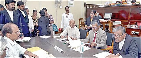 சென்னை உயர் நீதிமன்றத்தில் நேற்று நடைபெற்ற தேசிய  லோக்-அதாலத்தில் நீதிபதி சி.குமரப்பன் தலைமையில் வழக்குகள் விசாரிக்கப்பட்டன.