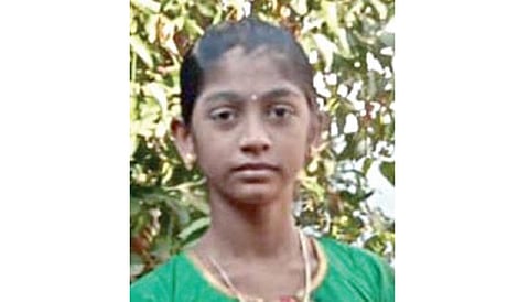 கொருக்குப்பேட்டையில் அதிமுக சார்பில் நிவாரணம் வழங்கும் போது நெரிசலில் சிக்கி சிறுமி உயிரிழப்பு