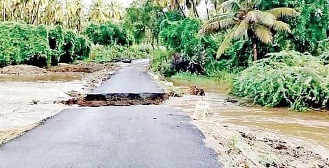 கனமழை காரணமாக ஆனைமலை அருகே சோமந்துறை சித்தூர் கிராமத்தில் பாலாற்றில் ஏற்பட்ட வெள்ளப்பெருக்கால் அடித்துச் செல்லப்பட்ட தரைப்பாலம்.