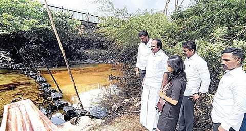 எண்ணூரில் எண்ணெய் கசிவால் பாதிக்கப்பட்ட இடத்தை நேற்று பார்வையிட்ட சுற்றுச்சூழல் துறை அமைச்சர் சிவ.வீ.மெய்ய நாதன்,
செயலர் சுப்ரியா சாஹூ.