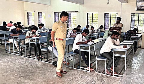 செங்கல்பட்டு மாவட்டத்தில் நடைபெற்ற காவலர் தேர்வை நேற்று மாவட்ட காவல் கண்காணிப்பாளர் வி.வி.சாய் பிரணீத் பார்வையிட்டார்.