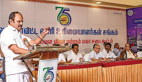 சேலத்தில் நேற்று நடைபெற்ற மாவட்ட லாரி உரிமையாளர்கள்  சங்க பவள விழாவில் பேசினார் லாரி உரிமையாளர் சம்மேளன மாநிலத் தலைவர் தனராஜ். உடன், தென் மாநில லாரி உரிமையாளர்கள் சங்கத் தலைவர் சண் முகப்பா உள்ளிட்டோர்.படம்: எஸ். குரு பிரசாத்