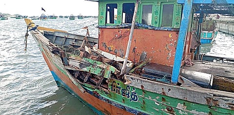 சேதமடைந்த ராமேசுவரம் மீனவரின் விசைப் படகின் முன்பகுதி.