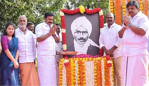 சென்னை காமராஜர் சாலையில் உள்ள பாரதியார் சிலையின் கீழ் வைக்கப்பட்டிருந்த உருவப்படத்துக்கு தமிழக அரசு சார்பில் மலர்தூவி மரியாதை செலுத்தப்பட்டது.