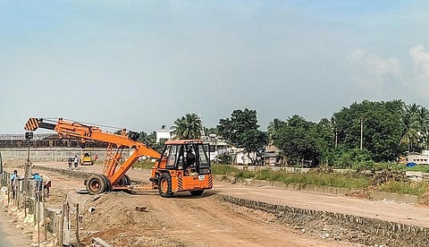 சேலம் - உளுந்தூர்பேட்டை இடையிலான 4 வழிச்சாலையில்,  தலைவாசலை அடுத்த சாமியார் கிணறு கிராமத்தில்  மேம்பாலம் அமைக்கும் பணியில் ஈடுபட்டுள்ள தொழிலாளர்கள்.