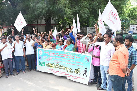 மதுரையில் ஆட்சியர் அலுவலகம் முன்பு இன்று தமிழ்நாடு அனைத்துவகை மாற்றுத்திறனாளிகள் மற்றும் பாதுகாப்போர் உரிமைக்கான சங்கம் சார்பில் நடந்த ஆர்ப்பாட்டத்தில் பங்கேற்றோர். | படம்: எஸ்.கிருஷ்ணமூர்த்தி.