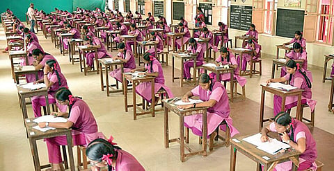 தேர்வு மேசை மேல் தண்ணீர் பாட்டில், சாக்லேட், சாண்ட்விச்...