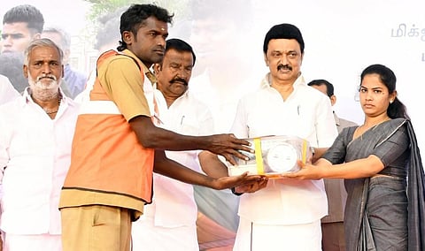 மிக்ஜாம் புயல் பாதித்த பகுதிகளில் தேங்கிய குப்பைகளை அகற்றிய தூய்மைப் பணியாளர்கள் உள்ளிட்டோருக்கு முதல்வர் ஸ்டாலின் ஊக்கத்தொகை வழங்கி பாராட்டினார்