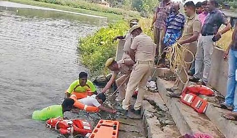 ஆனைமலை ஆற்றில் கடந்த சில நாட்களுக்கு முன்பு மீட்பு பணி ஒத்திகையில் ஈடுபட்ட தீயணைப்பு துறையினர்.