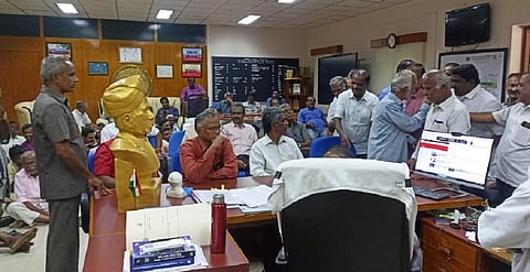 காமராசர் பல்கலை.யில் சம்பள இழுபறி: துணைவேந்தரை சிறைபிடித்து ஊழியர்கள் ஆர்ப்பாட்டம்