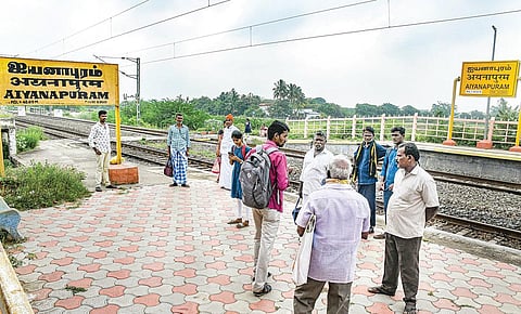 டிக்கெட் இல்லாமல் செய்வதறியாது ரயிலுக்கு காத்திருக்கும் பொதுமக்கள். | படங்கள்: ஆர்.வெங்கடேஷ்
