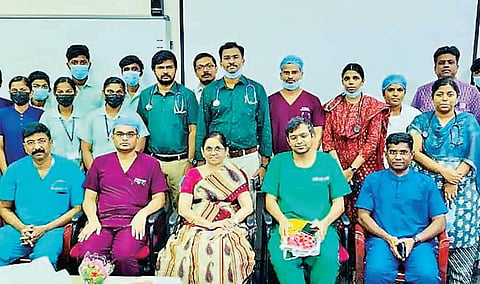 கோவை அரசு மருத்துவமனையில் முதல்முறையாக மாத்திரையே இல்லாமல் இருதய துடிப்பை சீராக்கும் சிகிச்சையை வெற்றிகரமாக மேற்கொண்ட மருத்துவ குழுவினருடன் மருத்துவமனையின் டீன் டாக்டர் நிர்மலா.