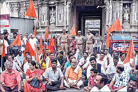 ஸ்ரீரங்கம் கோயிலில் ஐயப்ப பக்தர்கள் தாக்கப்பட்டதை கண்டித்து நேற்று மாலை ஆர்ப்பாட்டம் நடத்திய இந்து அமைப்பினர்.