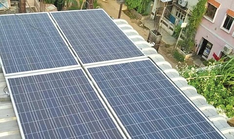 கோவையில் கட்டிட மேற்கூரையில் அமைக்கப்பட்டுள்ள சோலார் பேனல்கள். 
| படம்: ஜெ.மனோகரன் |
