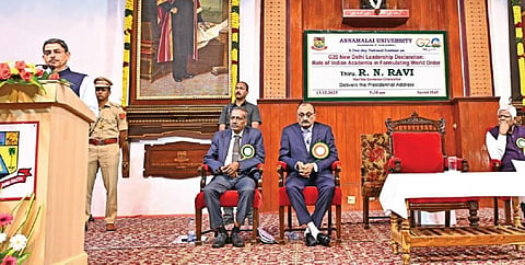 சிதம்பரம் அண்ணாமலைப் பல்கலைக்கழகத்தில் நடைபெற்ற ஜி 20 கருத்தரங்கில் உரையாற்றும் தமிழக ஆளுநர் ஆர்.என்.ரவி. உடன் பல்கலைக்கழக துணைவேந்தர் ராமகதிரேசன், பதிவாளர் சிங்காரவேல் உள்ளிட்டோர்.