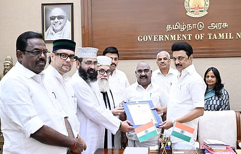 நாகூர் தர்கா சந்தனக்கூடு விழாவுக்கு அரசு சார்பில் 45 கிலோ சந்தனக்கட்டை: அரசாணையை வழங்கினார் முதல்வர் மு.க.ஸ்டாலின்