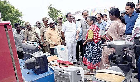 மிக்ஜாம் புயலால் பா திக்கப்பட்ட பகுதிகளை மத்தியகுழு 2-வது நாளாக நேற்று ஆய்வு மேற்கொண்டது. தாம்பரத்தை அடுத்த பெரியார் சமத்துவபுரத்தில் ஆய்வு செய்த குழுவினர் வெள்ளத்தால் சேதமடைந்த வீட்டு உபயோகப் பொருட்களை பார்வையிட்டு பாதிக்கப்பட்ட மக்களிடம் குறைகளை கேட்டறிந்தனர். 
படம்: எம்.முத்துகணேஷ்