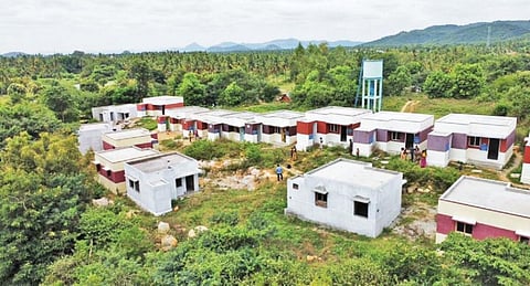 வேப்பனப்பள்ளி அருகே கே. கொத்தூர் கிராமத்தில் பழங்குடியின மக்களுக்காக கட்டப்பட்டு முழுமை பெறாத பசுமை வீடுகள் பயனற்ற நிலையில் காட்சியளிக்கின்றன.