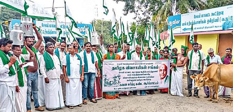 பால் கொள்முதல் விலையை உயர்த்தக் கோரி, சேலம் ஆவின் பால் பண்ணை எதிரே தமிழக விவசாயிகள் சங்கத்தினர் ஆர்ப்பாட்டத்தில் ஈடுபட்டனர்.