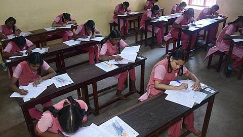தமிழகம் முழுவதும் அரையாண்டுத் தேர்வு தொடங்கியது