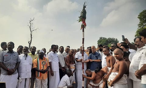 திருவையாறில் ஸ்ரீ தியாகராஜ சுவாமிகளின் 177-வது ஆராதனை விழாவுக்காக பந்தல் காலை நட்டு வைத்த ஸ்ரீ தியாகபிரம்மம மகோற்சவ சபா அறங்காவலர் எஸ்.சுரேஷ் மூப்பனார் உள்ளிட்டோர் | படங்கள்: ஆர். வெங்கடேஷ்