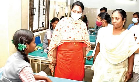 மதுரை அரசு ராஜாஜி மருத்துவமனையில் சிகிச்சை பெறும் மாணவர்களை சந்தித்து ஆறுதல் கூறிய ஆட்சியர் சங்கீதா.