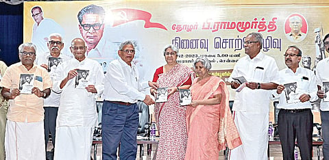 கம்யூனிஸ்ட் இயக்கத்தின் முன்னோ டி பி.ராமமூர்த்தியின் நினைவு சொற்பொழிவு சென்னை தேனாம்பேட்டை, காமராஜர் அரங்கத்தில் நேற்று நடைபெற்றது. இதில் மார்க்சிஸ்ட் கம்யூனிஸ்ட் கட்சியின் கி.ரமேஷ் எழுதி பாரதி புத்த காலயம் பதிப்பித்துள்ள ‘பி.ராமமூர்த்தி வாழ்க்கை வரலாறு‘ நூலை கட்சியின் பொதுச் செயலாளர் சீதாராம் யெச்சூரி வெளியிட, ராமமூர்த்தியின் மகள்கள் மருத்துவர் பொன்னி, வழக்கறிஞர் ஆர்.வைகை ஆகியோர் பெற்றுக் கொண்டனர். கட்சியின் மாநிலச் செயலாளர் கே .பாலகிருஷ்ணன் , மூத்த தலைவர் டி.கே .ரங்கராஜன், மத்தியக் குழு உறுப்பினர்கள் ஏ.கே .பத்மநாபன், உ.வாசுகி, பி.சம்பத் மற்றும் பி.ஆர்.நினைவு அறக்கட்டளை நிர்வாகிகள் உடன் உள்ளனர். 
| படம்: எஸ்.சத்தியசீலன் |