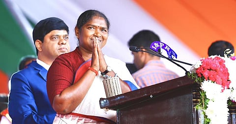 தெலங்கானா தேர்தலில் மக்கள் ஆதரவுடன் வெற்றிப்பெற்ற முன்னாள் பெண் மாவோயிஸ்ட் அமைச்சரானார்