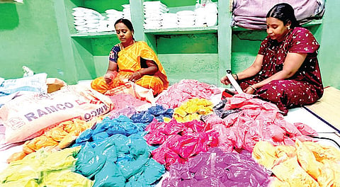 திண்டுக்கல்லில் பல வண்ணங்களில் கோலப் பொடிகள் தயாரிக்கும் பணியில் ஈடுபட்டிருந்த உரிமையாளர் ஆர்.ஜோதி மற்றும் பெண் தொழிலாளி.  | படம்: நா.தங்கரத்தினம்.