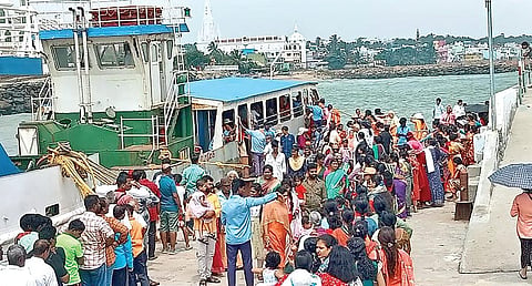 கன்னியாகுமரி விவேகானந்தர் பாறைக்கு படகில் செல்வதற்காக வரிசையில் காத்திருந்த சுற்றுலா பயணிகள்.