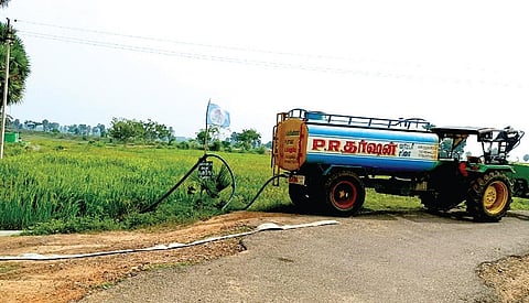 வடக்கு மாரந்தை பகுதியில் டேங்கர் மூலம் தண்ணீரை விலைக்கு வாங்கி நெற்பயிர்களுக்கு பாய்ச்சும் விவசாயிகள்.