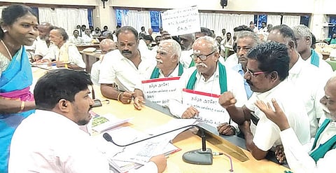 வன விலங்குகள் பட்டியலிலிருந்து காட்டுப் பன்றியை நீக்கக் கோரியும், பயிர்க் காப்பீட்டு தொகை வழங்க  கோரியும் கழுத்தில் கோரிக்கை அட்டை அணிந்து விருதுநகர் மாவட்ட ஆட்சியர் வீ.ப.ஜெயசீலனிடம் மனு கொடுக்கும் விவசாயிகள்.