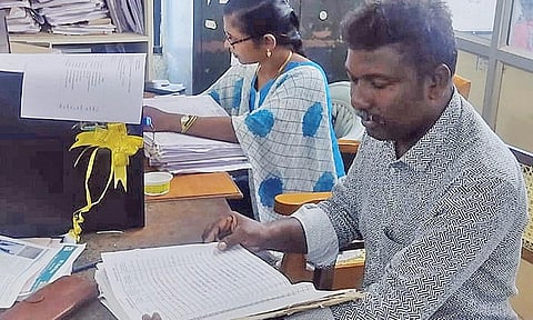 தலைமை செயலகத்தில் ஆய்வு செய்யும் ஓட்டுநர் ஞானசேகர்.