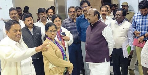 உதகை மருத்துவக் கல்லூரி கட்டுமானப் பணிகளை ஆய்வு செய்த அமைச்சர்கள் எ.வ.வேலு, கா.ராமச்சந்திரன் ஆகியோர். படம்: ஆர்.டி.சிவசங்கர்
