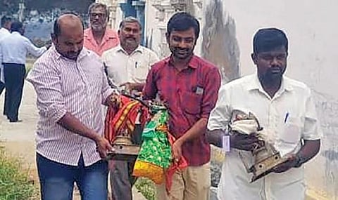 அதிகாரிகளை சிறைபிடித்த இந்து அமைப்பினர் - சிவன்மலை பாதுகாப்பு மையத்துக்கு சிலைகளை எடுத்து செல்ல எதிர்ப்பு