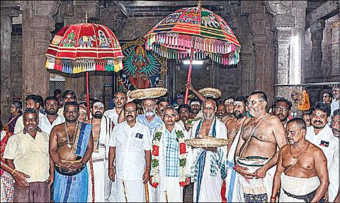 ஸ்ரீரங்கம் ரங்கநாதர் கோயிலிலிருந்து திருவானைக்காவல்  கோயி லுக்கு நேற்று சீர்வரிசைப் பொருட்களை கொண்டுவந்த அறநிலையத் துறை  ஊழியர்கள். படம்: ர.செல்வமுத்துகுமார்