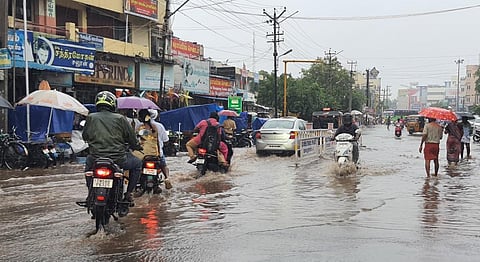 கோவில்பட்டி பகுதியில் பெய்த மழை காரணமாக சாலைகளில் வெள்ளப்பெருக்கு ஏற்பட்டது