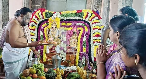 கரைகண்டீஸ்வரர் கோயிலில் தனுர் மாத உற்சவத்தையொட்டி உற்சவ மூர்த்திகளுக்கு நேற்று சிறப்பு வழிபாடு நடைபெற்றது.﻿﻿