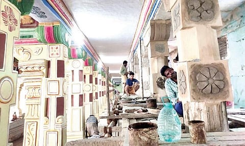 ராமேசுவரம் ராமநாத சுவாமி கோயில் மூன்றாம் பிரகாரத்தில் சீரமைப்பு பணியில் ஈடுபட்ட தொழிலாளர்கள்.