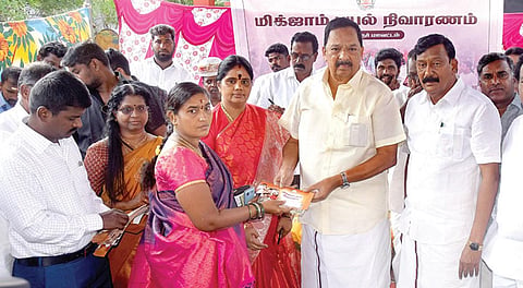 திருவள்ளூர் மாவட்டம், மாதர்பாக்கம் பகுதியில் புயல் நிவாரண உதவித்தொகை வழங்கும் திட்டத்தை அமைச்சர் ஆர்.காந்தி தொடங்கிவைத்தார்.