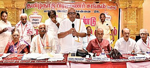 மயிலாடுதுறையில் நேற்று நடைபெற்ற தமிழ்நாடு பிராமணர் சங்க மாநிலப்  பொதுக்குழுக் கூட்டத்தில் பேசினார் சங்கத்தின் மாநில தலைவர் கோவை கணேசன்.