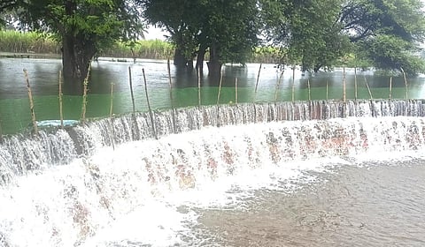 தேனி அருகே ராஜ பூபால சமுத்திரம் கண்மாய் நிறைந்து மறுகால் பாய்கிறது. | படம்: என்.கணேஷ் ராஜ்.
