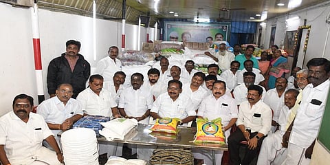 நிவாரணப் பொருட்களுடன் அதிமுக முன்னாள் அமைச்சர் செல்லூர் ராஜூ | படம்: எஸ்.கிருஷ்ணமூர்த்தி