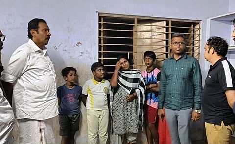 கிள்ளியூர் அருகே ஏழுதேசம் அரசு மேல்நிலைப் பள்ளி நிவாரண முகாமில் தங்க வைக்கப்பட்டுள்ள பொது மக்களை ராஜேஷ் குமார் எம்எல்ஏ,  குமரி மாவட்ட ஆட்சியர் ஸ்ரீதர் ஆகியோர் சந்தித்து தேவையான ஏற்பாடுகளை செய்து கொடுத்தனர்.