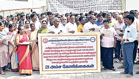21 அம்ச கோரிக்கைகளை வலியுறுத்தி சென்னை நுங்கம்பாக்கத்தில் உள்ள இந்து சமய அறநிலையத் துறை அலுவலகத்தில் கோயில் செயல் அலுவலர்கள் நேற்று ஆர்ப்பாட்டத்தில் ஈடுபட்டனர்.