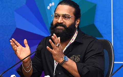 அரசுப் பள்ளியை தத்தெடுத்தார் ரிஷப் ஷெட்டி